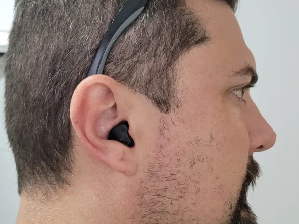 Aplicado em orelha masculina