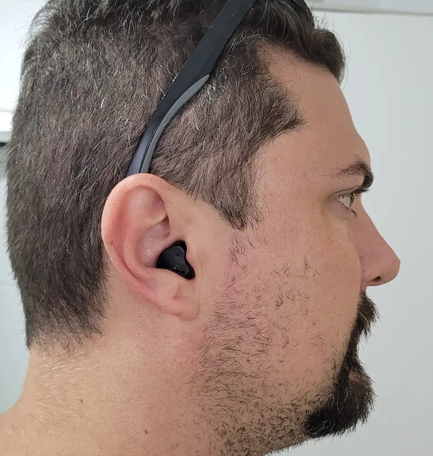 Aparelho Custom-Li Rexton em orelha masculina