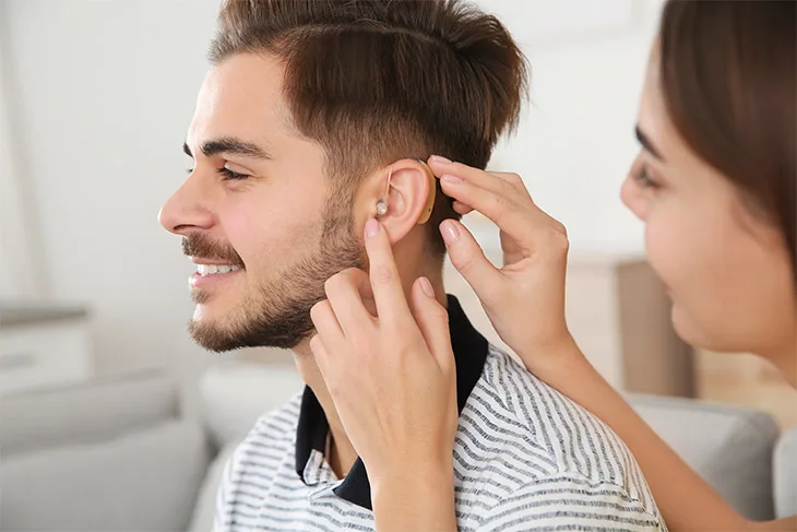 Teste do aparelho auditivo em jovem