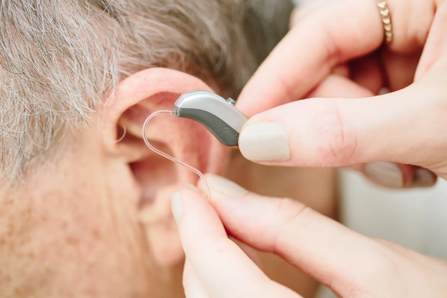 Teste de aparelho auditivo em idoso