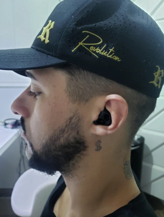 Aparelho auditivo pequeno e discreto