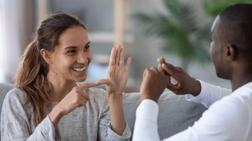 Diferença entre surdez e deficiência auditiva Diferença entre surdez e deficiência auditiva