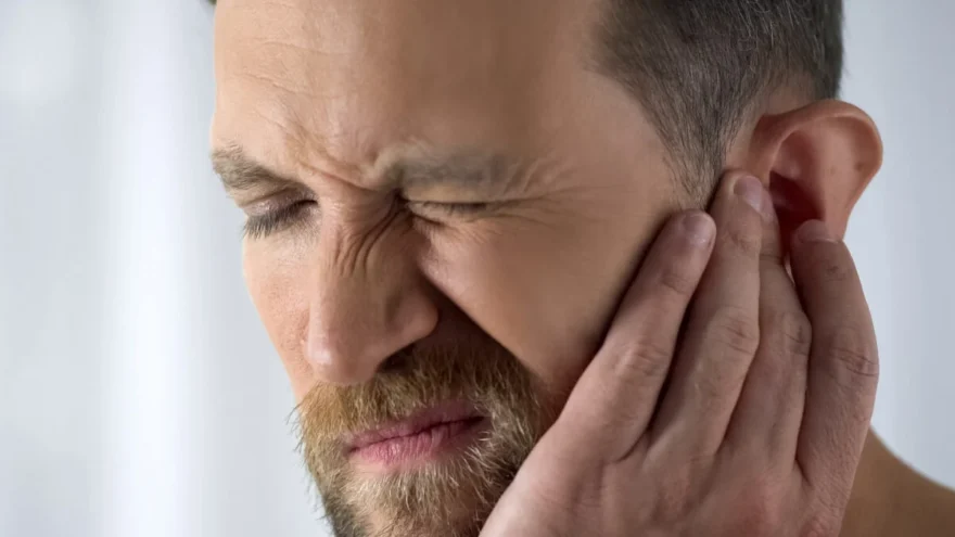 Surdez Súbita: o que é, sintomas, causas e características