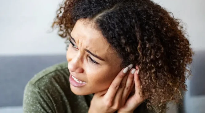 Zumbido no ouvido: causas, manifestações e tratamentos relacionados