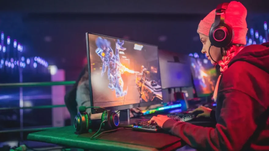 Som alto ao jogar videogame pode elevar o risco de perda auditiva Som alto ao jogar videogame pode elevar o risco de perda auditiva
