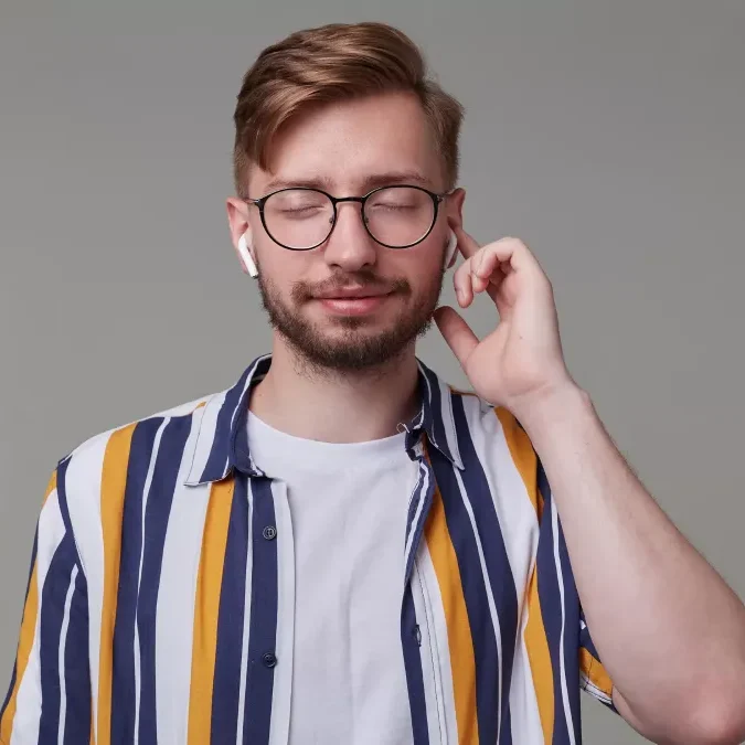 Usar fones de ouvido pode causar a perda auditiva? Entenda