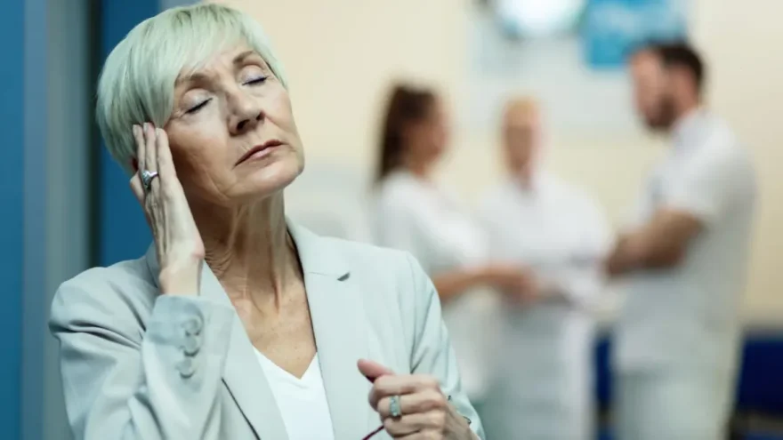 Conexão entre perda auditiva e depressão: Cuidando da saúde mental e auditiva Conexão entre perda auditiva e depressão: Cuidando da saúde mental e auditiva