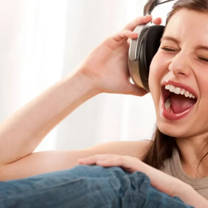 Música alta no fone de ouvido pode levar à surdez