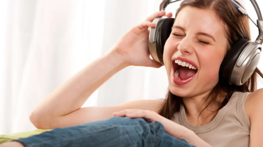 Música alta no fone de ouvido pode levar à surdez Música alta no fone de ouvido pode levar à surdez