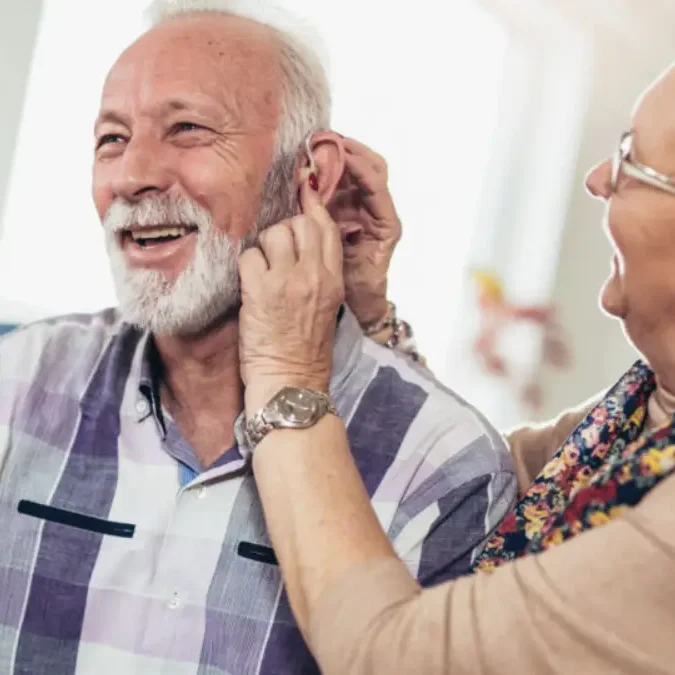 Aparelhos auditivos podem atrasar o início do Parkinson, sugere estudo