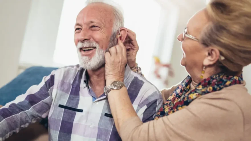 Aparelhos auditivos podem atrasar o início do Parkinson, sugere estudo Aparelhos auditivos podem atrasar o início do Parkinson, sugere estudo