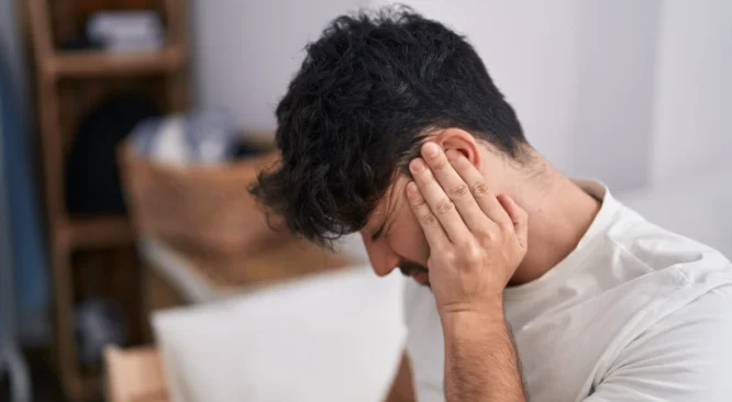 Dor ao usar aparelho auditivo: como resolver?