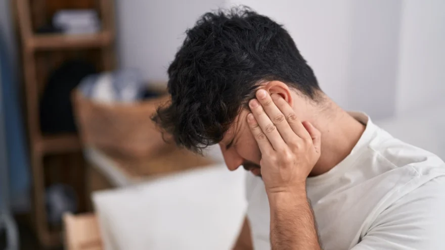 Dor ao usar aparelho auditivo: como resolver?