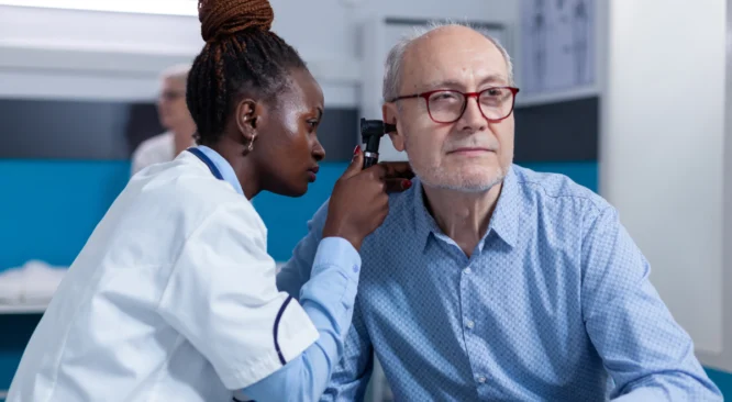 Com que frequencia devo fazer exames auditivos?