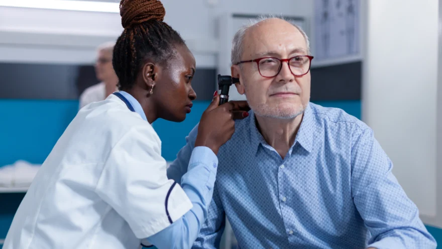 Com que frequencia devo fazer exames auditivos?