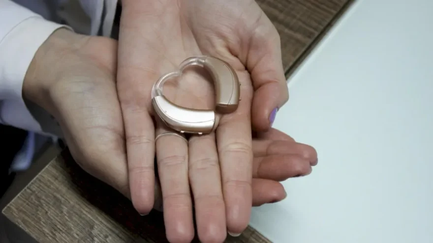 Microfonia no aparelho auditivo: por que acontece e como evitar