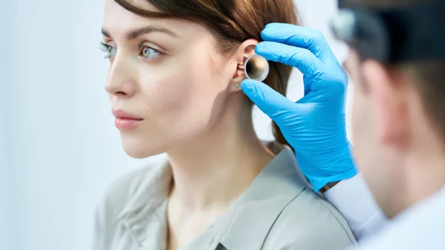 Mulher com perfuração pequena no tímpano