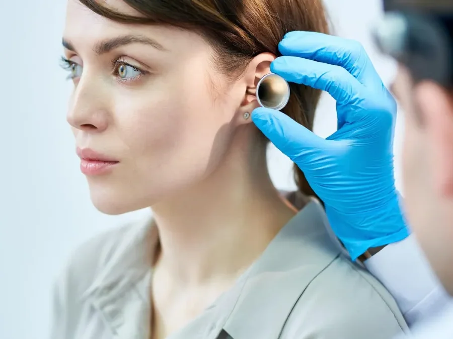 Mulher com perfuração pequena no tímpano