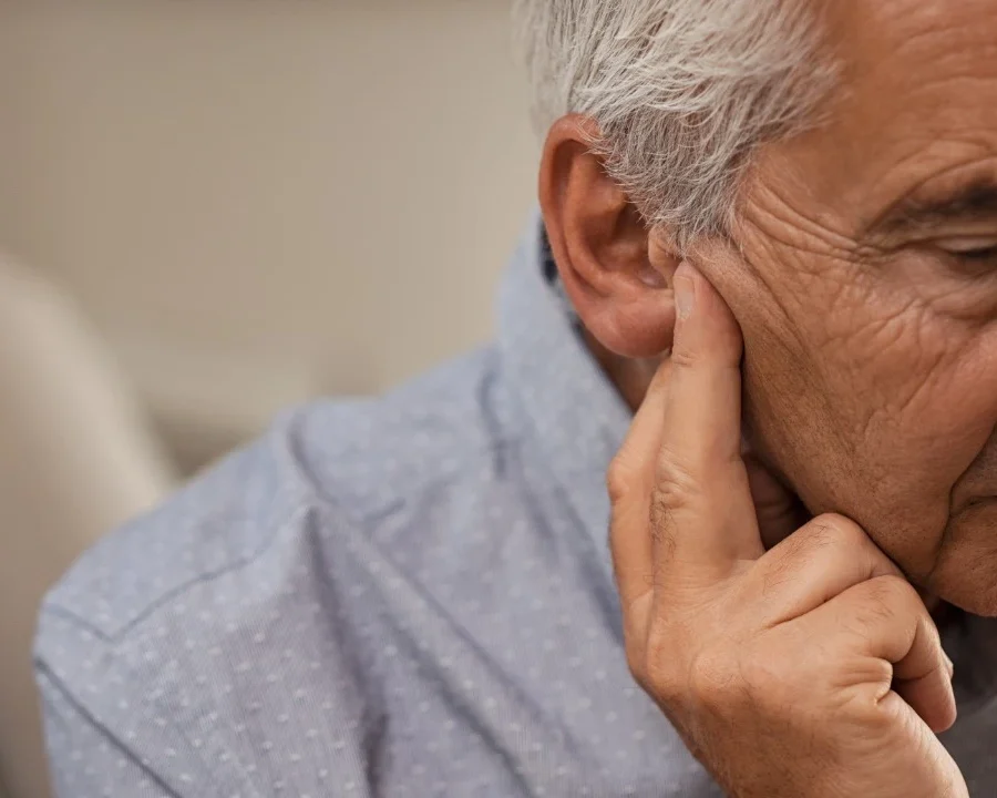 Homem idoso com perda auditiva profunda